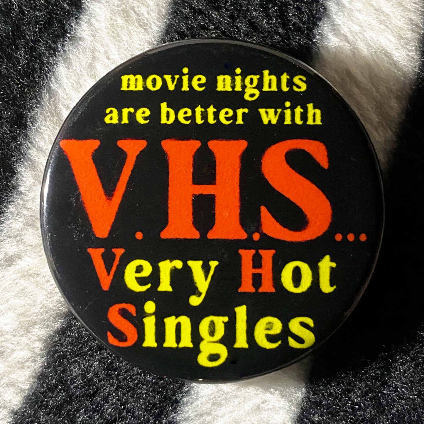 "VERY HOT SINGLES" PINBACK BUTTON